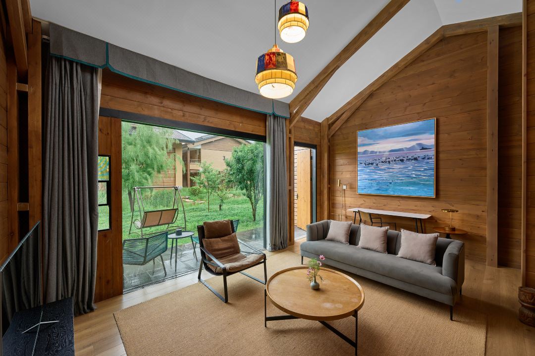 Matching Hotel Room Chairs with Room Design and Desk Matching Hotel Room Chairs with Room Design and Desk